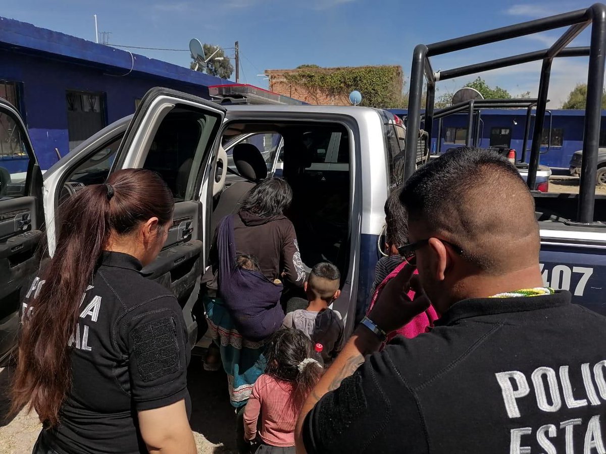 sspdgo's tweet image. 1⃣ #DurangoRenace Policía Estatal y #ProgramaEsmeralda auxilian a mujeres indígenas con sus hijos que sufrían violencia familiar en comunidad de la Guajolota, El Mezquital, fueron  trasladas a Durango para su atención médica y psicológica atendidas por especialistas @IEMDgo_