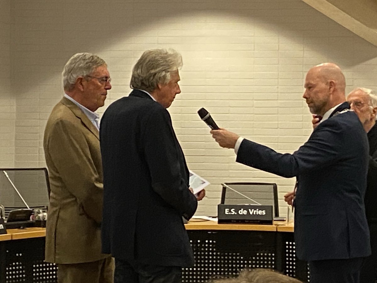 Na drie jaar hard werken bieden John van Gemeren en Schelto de Waard een nieuwe Natuuratlas Reeuwijkse Plassen aan aan de gemeenteraad van Bodegraven-Reeuwijk.De vorige dateren van 2017 en 1997. De staat van het plassengebied is tot op perceelsgebied in kaart gebracht. Mooi!