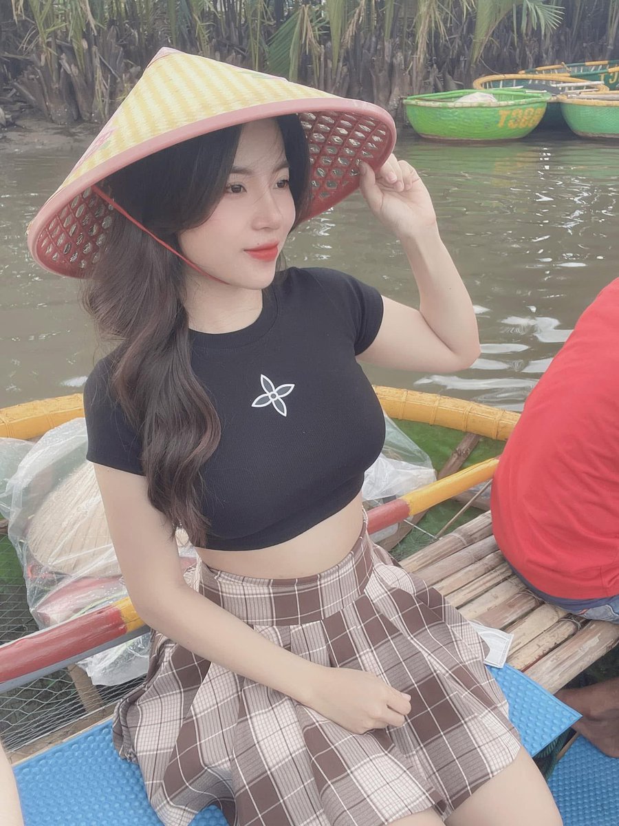 Dioscia's tweet photo. Nay mẹ không mặc quần lót, con dám đụ mẹ trên sông không nè ? Nếu dám mẹ sẽ thưởng cho con bắn tinh đầy lồn mẹ https://t.co/gogu4zfdGe