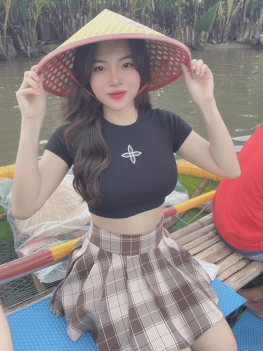 Dioscia's tweet photo. Nay mẹ không mặc quần lót, con dám đụ mẹ trên sông không nè ? Nếu dám mẹ sẽ thưởng cho con bắn tinh đầy lồn mẹ https://t.co/gogu4zfdGe