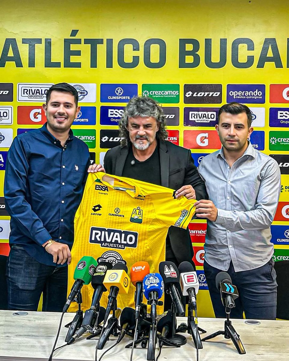 CaracolBga's tweet photo. 🔰 #DeHoy | Fue presentado de manera oficial Leonel Álvarez, como director técnico de Atlético Bucaramanga. Dijo que el equipo debe renovar la victoria y los títulos, también pidió todo el apoyo y acompañamiento de la afición. https://t.co/CM40syu8IE