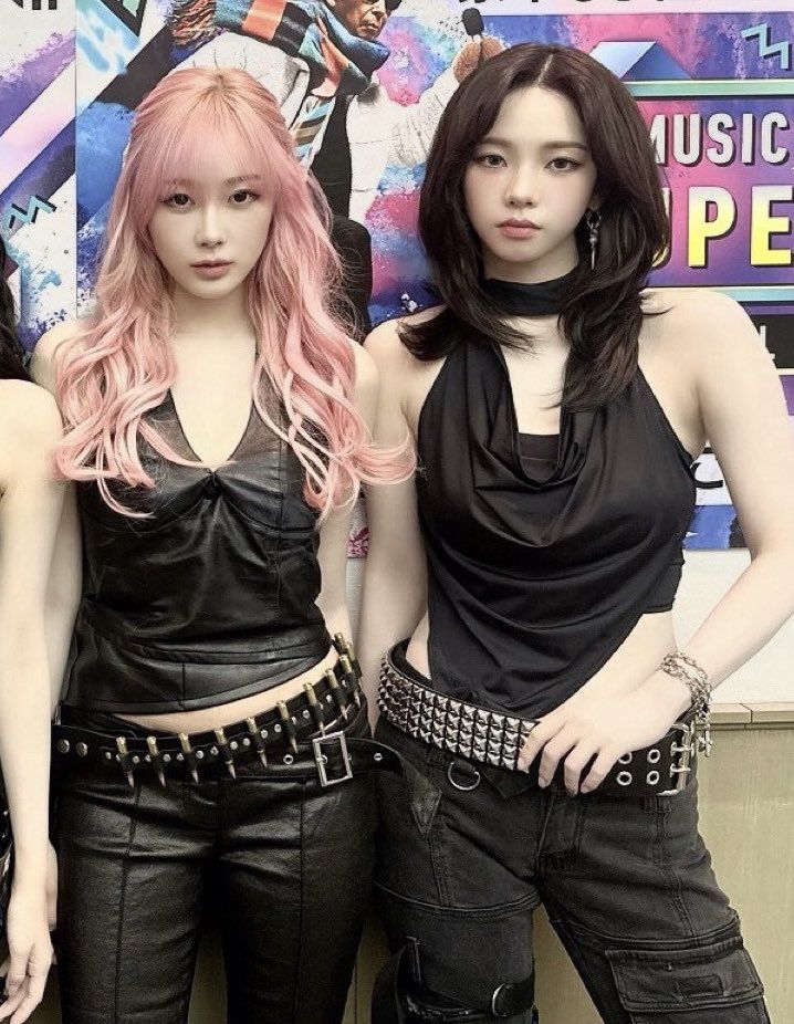 boorbis's tweet image. the baddies watching me tumble down the stairs while trying to act cool