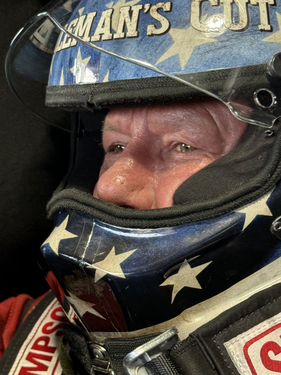 Just a couple guys going to work. @arizonanationals Great to see another sold out crowd . #nhra #missionfoods #jfr_racing #fastjackbeckman_fc #terryhaddockracing #jimcampbellracing #herzhauserracing #nitro #motorsportscurated #dragracing #elitomac #kyle_craft_  #goodtimes