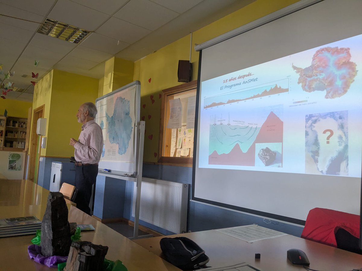 antonio97025542's tweet photo. Esta mañana, algunos alumnos de 4º ESO de @iesneilarmstro1 asistieron a una charla de la Antártida. El ponente Paco Anguita nos describió su experiencia en sus expediciones en el continente austral. Como siempre, un lujo, un privilegio. https://t.co/ep23V0TjUE