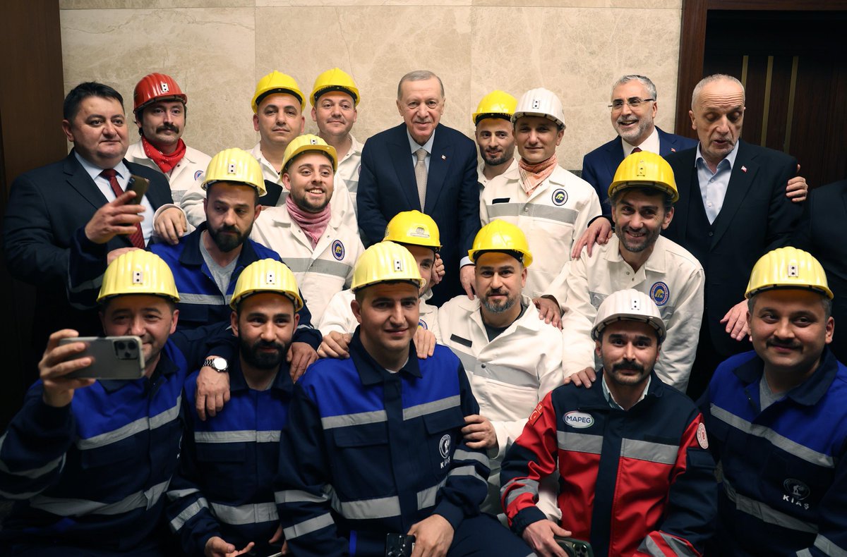 Milletin evinde, Cumhurbaşkanımız Sayın <a href="/RTErdogan/">Recep Tayyip Erdoğan</a>’ın teşrifleriyle gerçekleştirdiğimiz ‘Emekçiler ile İftar Buluşması’nda işçi, kamu görevlileri, işveren sendikalarımız, konfederasyonlarımız ve sivil toplum kuruluşlarımızla bir araya geldik.

İşçisi, memuru, işvereni, esnafıyla