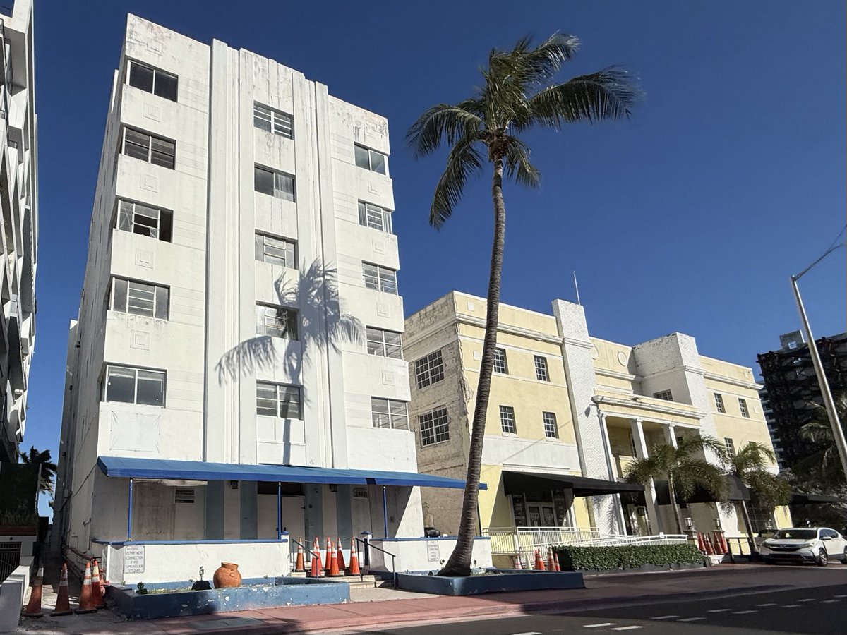 OfficialJoelF's tweet photo. These two vacant Miami Beach buildings face demolition amidst plans for Casa Cipriani at 3611 Collins Ave in mid-beach

A new 17-story tower would be built with 23 residences (starting at est. $25 million), a 40-suite hotel and a private members club https://t.co/hG8HoFMXEG