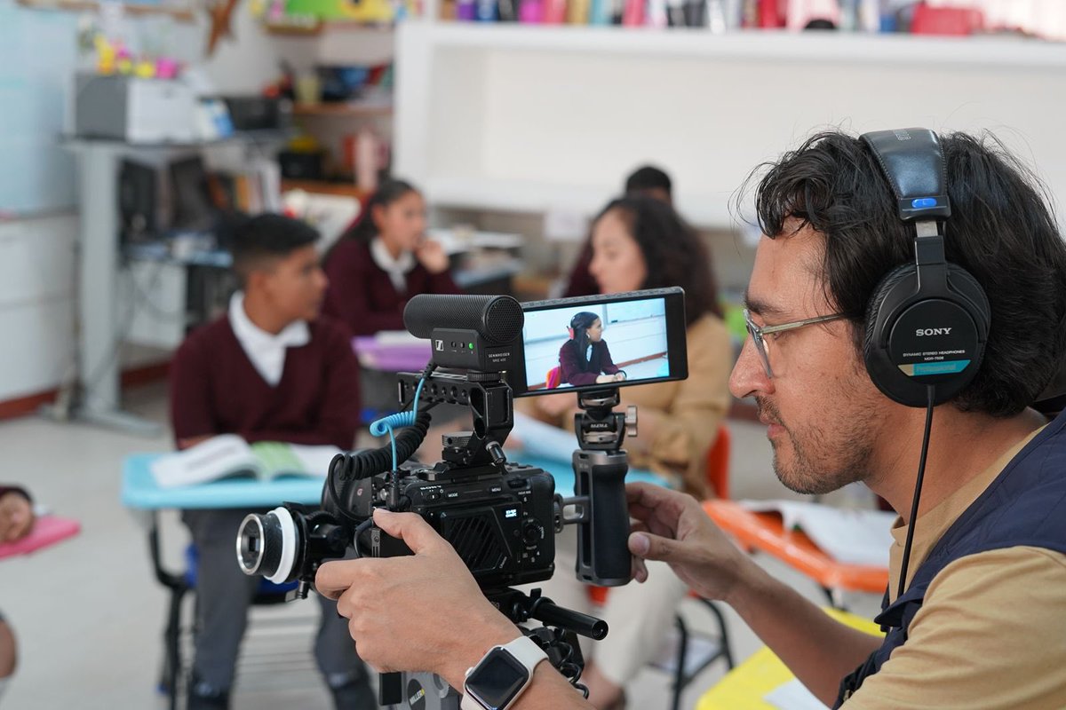 Pimentela_'s tweet photo. 🎬📍En @aprende_mx seguimos produciendo en territorio.
Tocó el turno de ir Durango a la #telesecundaria Alberto Amaya. Las y los docentes y estudiantes darán vida a los videos detonadores del próximo ciclo escolar que se verán en todas las escuelas a través de la #RedEdusat. ✌🏼 https://t.co/RwyYJOXUFc