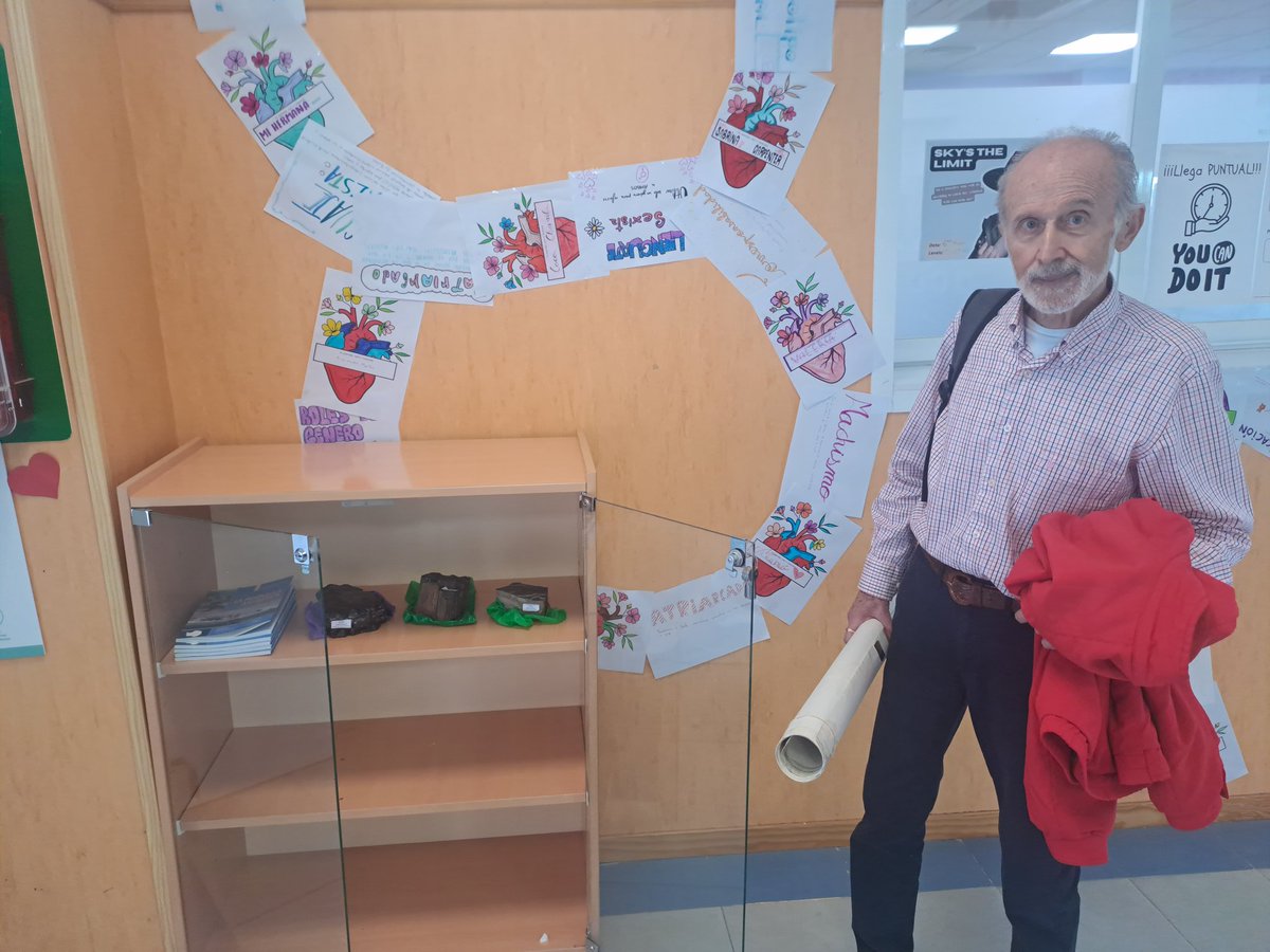 También, nuestro agradecimiento infinito a la donación que ha hecho Anguita a nuestro instituto <a href="/iesneilarmstro1/">IES Neil Armstrong</a> de sus muestras geológicas recogidas en la Antártida.