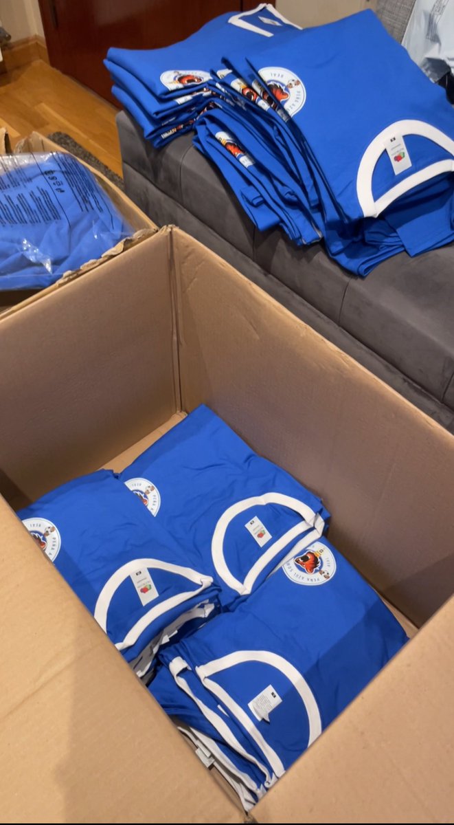 Ya estamos entregando las primeras camisetas del primer aniversario de La Peña Azul Somiedo … ¡No te quedes sin ella! Acabamos de pedir una nueva remesa que nos llegará la semana que viene.

Precio socios 16€
Precio No Socios 20€

Encárgala por Whatssapp en el 611 861 081