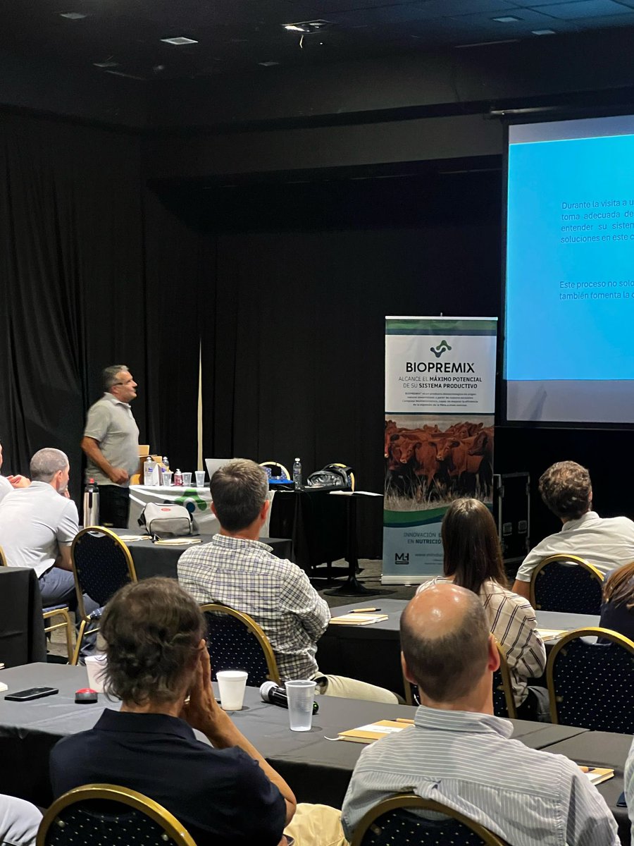 BIOPREMIX_UY's tweet photo. El Dr. Vet. Mauricio Lopez Huerta explicando el nuevo sistema de gestión implementado en BIOPREMIX ARGENTINA. https://t.co/5epiyjwEph