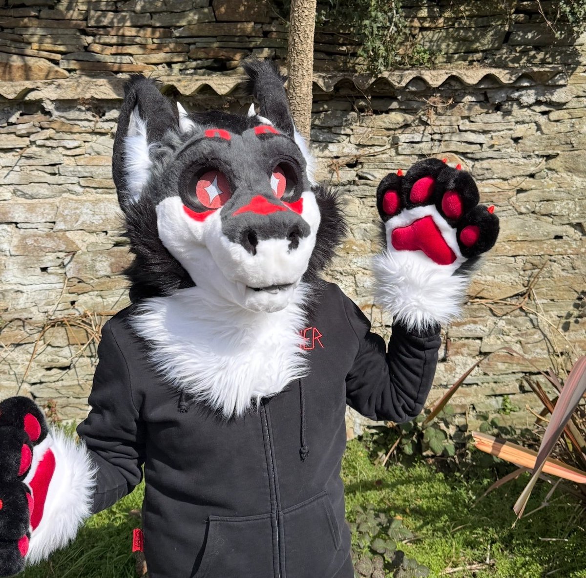 Hello! I’m here and throwing jazz hands! Or is it jazz paws? #furry #fursuit #FursuitEveryday #fursuiter