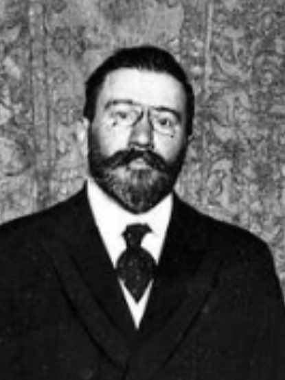 El pueblo decae y muere cuando su unidad interna, moral, se rompe, y aparece una generación entera, descreída, que se considera anillo roto en la cadena de los siglos, ignorando que sin la comunidad de tradición no hay Patria.

Juan Vázquez de Mella