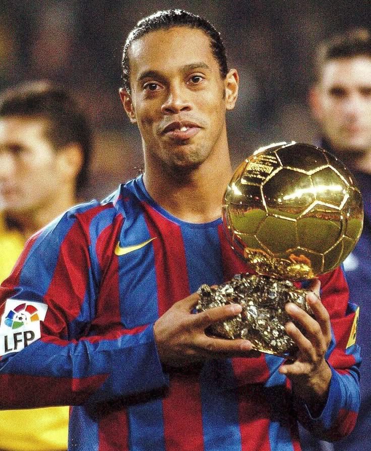 Rogério Ceni, o melhor jogador do mundo em 2005. 🏆🧤

📜 A história do futebol é escrita pelos vencedores. Pelos dribles, pelos gols, pelos craques que encantam multidões.

Em 2005, Ronaldinho Gaúcho foi o grande nome do futebol mundial. O mundo aplaudia. A FIFA e a France