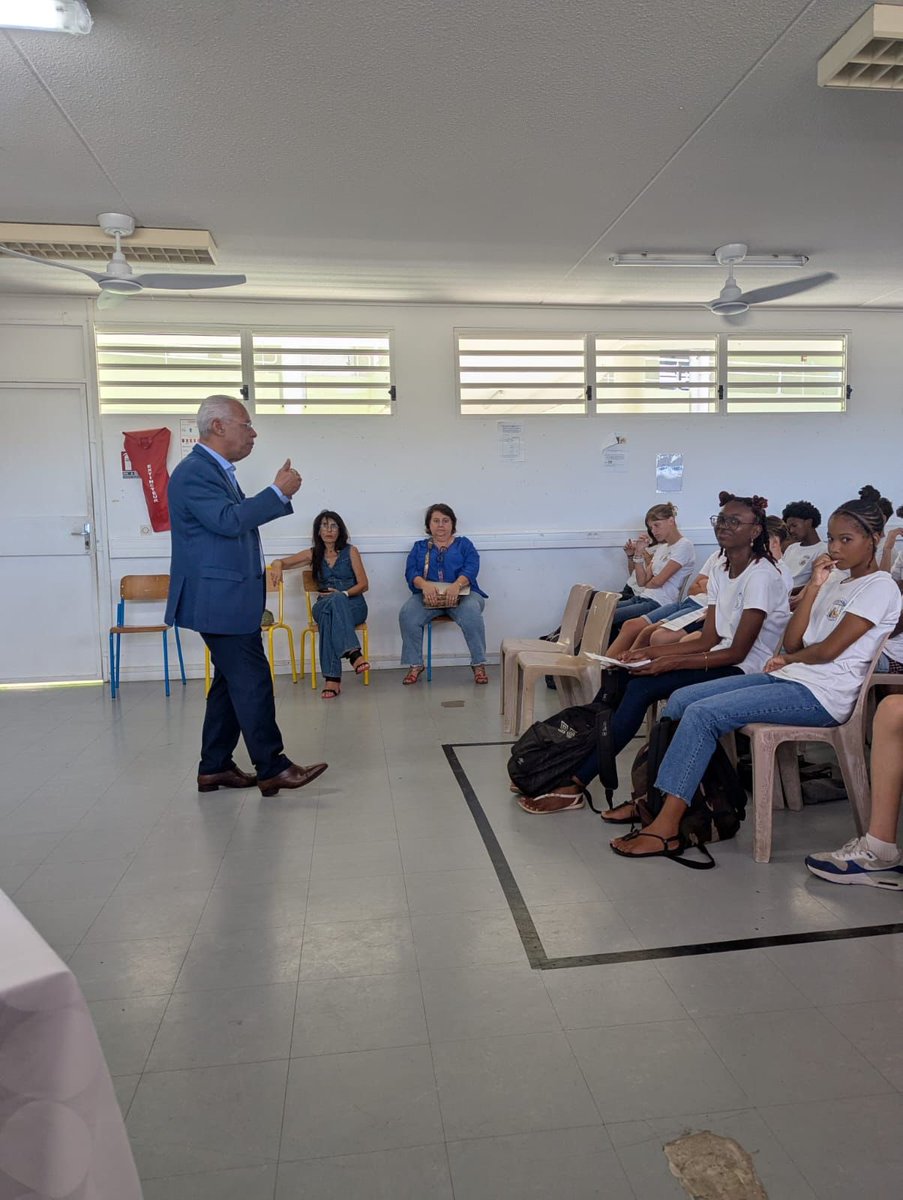 🗣️Quel plaisir d’avoir pu échanger et débattre ce matin avec les élèves de 3ᵉ du collège Alexandre Macal. 

En un temps record, ces jeunes créatifs et enthousiastes se sont mis dans la peau d’un parlementaire en rédigeant des propositions de loi sur des thématiques locales et