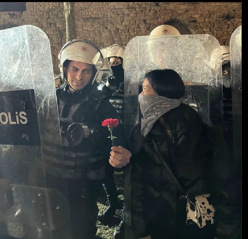 hayatla bağları sembolik düzeyde kalan estetiğe duyulan hayranlık işte bu yüzden zehirli bir şey.