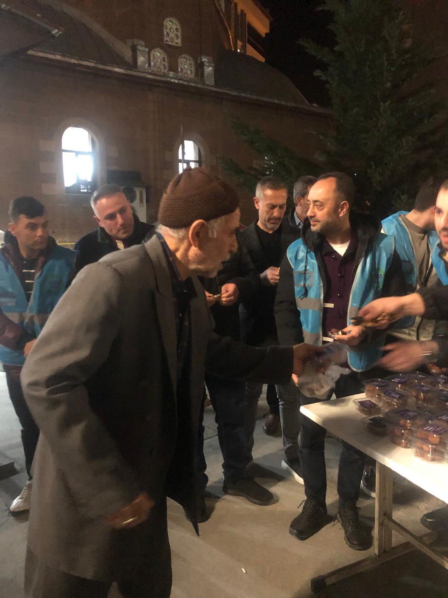 Erhanayz13's tweet photo. İlçe Başkanımız Sn.@Erhanayz13,yönetim kurulu üyelerimiz,teşkilat mensuplarımız ile Fazilet cami sindeki bin aydan hayırlı olan Kadir Gecesi programına katıldık.Ardından haftalık yönetim kurulu toplantımızı gerçekleştirdik.Bu hayırlı gecenin bereketi,feyzi tüm mazlum coğrafyayalardaki kardeşlerimizin üzerine olsun.