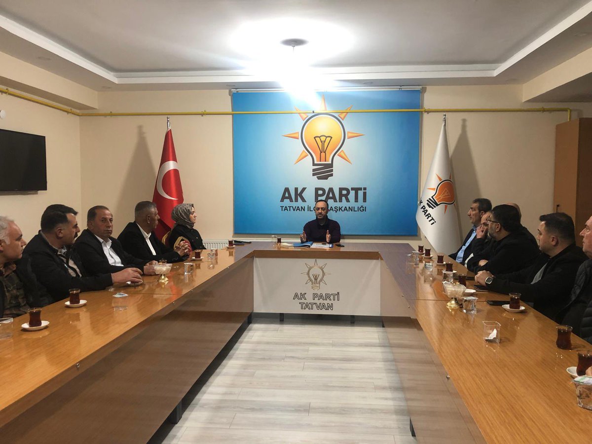 Erhanayz13's tweet photo. İlçe Başkanımız Sn.@Erhanayz13,yönetim kurulu üyelerimiz,teşkilat mensuplarımız ile Fazilet cami sindeki bin aydan hayırlı olan Kadir Gecesi programına katıldık.Ardından haftalık yönetim kurulu toplantımızı gerçekleştirdik.Bu hayırlı gecenin bereketi,feyzi tüm mazlum coğrafyayalardaki kardeşlerimizin üzerine olsun.