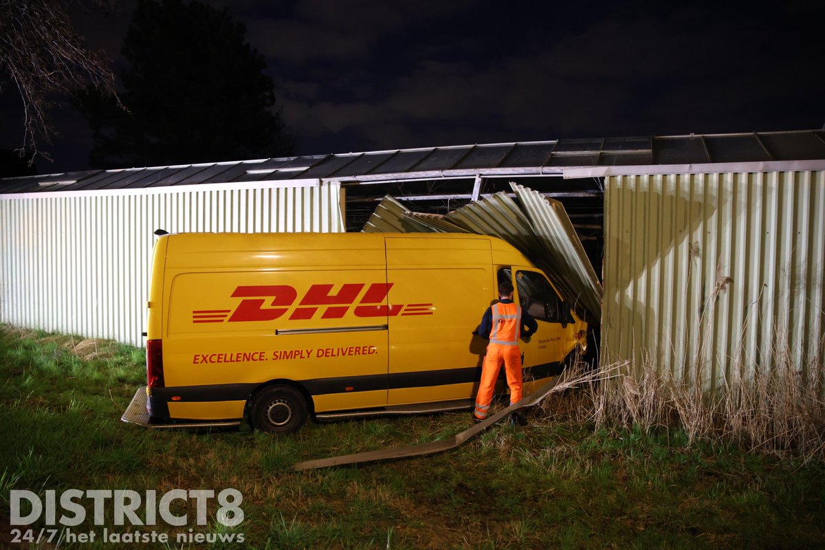 Aanrijding tussen busjes in Den Hoorn, DHL-busje rijdt schuur binnen