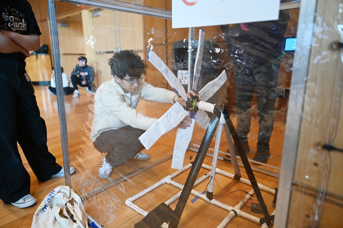 PSU_CollegeOfEd's tweet image. Today, @pennstateCSATS and @PSUEngineering hosted the Pennsylvania State #KidWindChallenge at the HUB-Robeson Building on the #PennState University Park campus.

Elementary, middle and high school students were judged on their experimental wind turbines and an instant challenge.