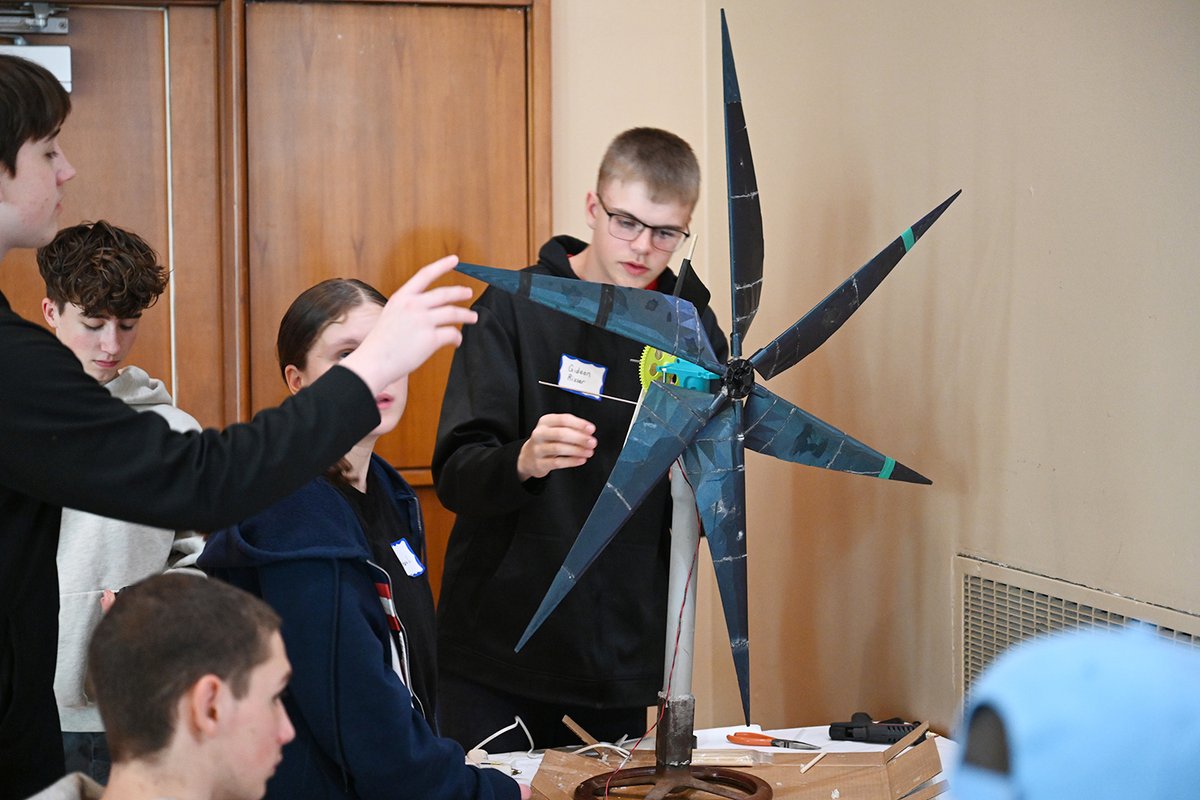 PSU_CollegeOfEd's tweet image. Today, @pennstateCSATS and @PSUEngineering hosted the Pennsylvania State #KidWindChallenge at the HUB-Robeson Building on the #PennState University Park campus.

Elementary, middle and high school students were judged on their experimental wind turbines and an instant challenge.