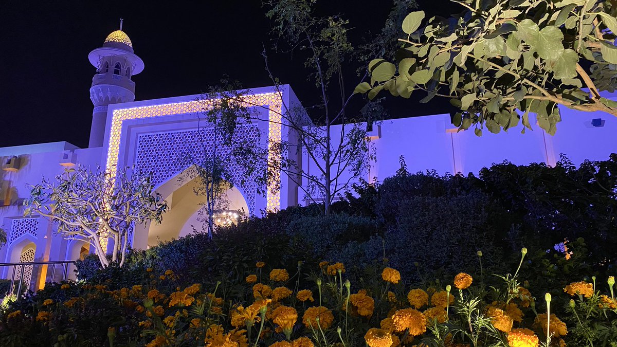 drayalsanad's tweet image. ما أعظم مساجد الكويت 🇰🇼، وما أبهى حضورها في ليالي رمضان! هي عامرة بالخير طوال العام، لكنها في هذا الشهر المبارك تتألّق كما لم تتألّق من قبل، وتتوهّج بروح مختلفة، وكأنها تنبض بنورٍ خاص لا يشبه سواه:

▪️تتردّد في جنباتها تلاواتٌ عذبة، يصدح بها قرّاء جاؤوا من كل حدبٍ وصوب.
▪️تُجمع…