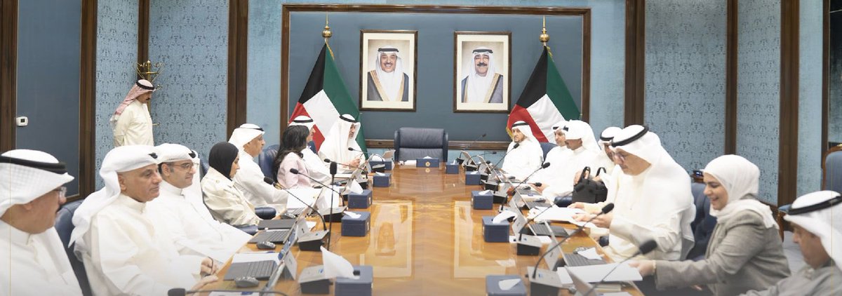 مجلس الوزراء الكويتي يستعرض توجيهات سمو الأمير ويُقرّ قرارات مهمة تمس الشأن العام

استعرض مجلس الوزراء خلال اجتماعه الأخير مضامين كلمة سمو الأمير الشيخ مشعل الأحمد الجابر الصباح، والتي شدد فيها على التمسك بالوحدة الوطنية ورفض محاولات الفتنة، مؤكدًا أنه لا مجال للتجنيس السياسي أو