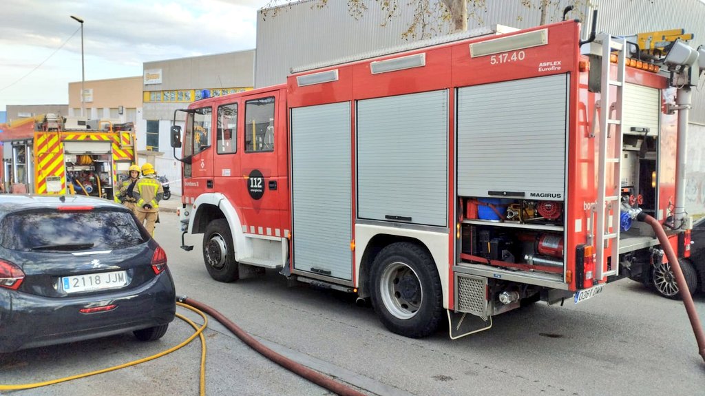 Aquesta tarda hem treballat en un incendi d'un taller mecànic a <a href="/ajuntamentvng/">Vilanova i la Geltrú</a>. Imatges de <a href="/Vilanova72/">Lluís - Jugaire</a>