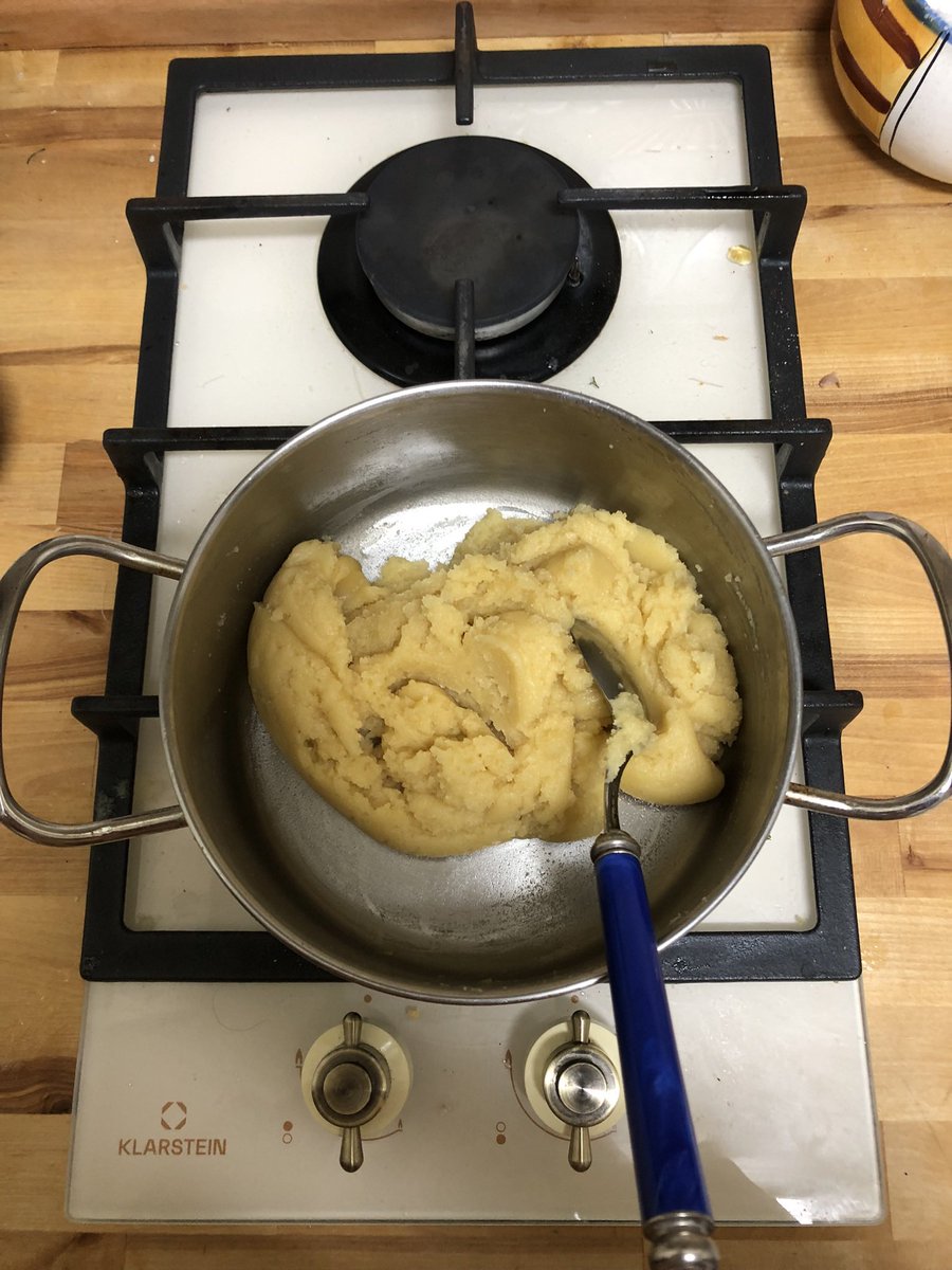 Единственная вещь из прошлого, которая уместилась в мой багаж -это книга рецептов.Я ее купила на сэкономленные деньги в глубоком детстве в магазине «Книги».И сегодня пеку эклеры по маминому рецепту, который старательно детским почерком записывала под диктовку.