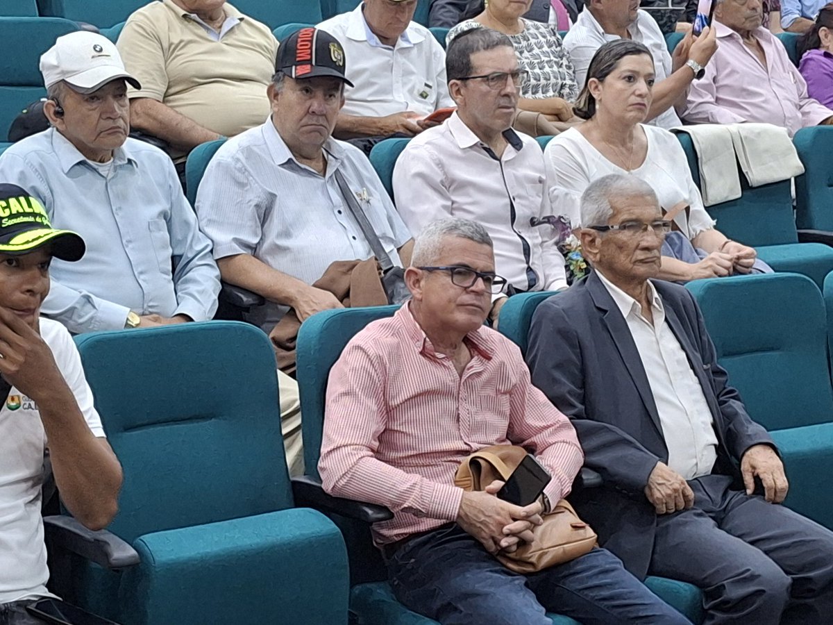 gobiernocaldas1's tweet photo. #AEstaHora El secretario de Gobierno de Caldas, Jorge Andrés Gómez Escudero; habla con los veteranos de la Policía y las Fuerzas Militares del departamento sobre la importancia, el objetivo y la forma de vincularse a la Red de Cooperantes. https://t.co/wGVeGkwY9g