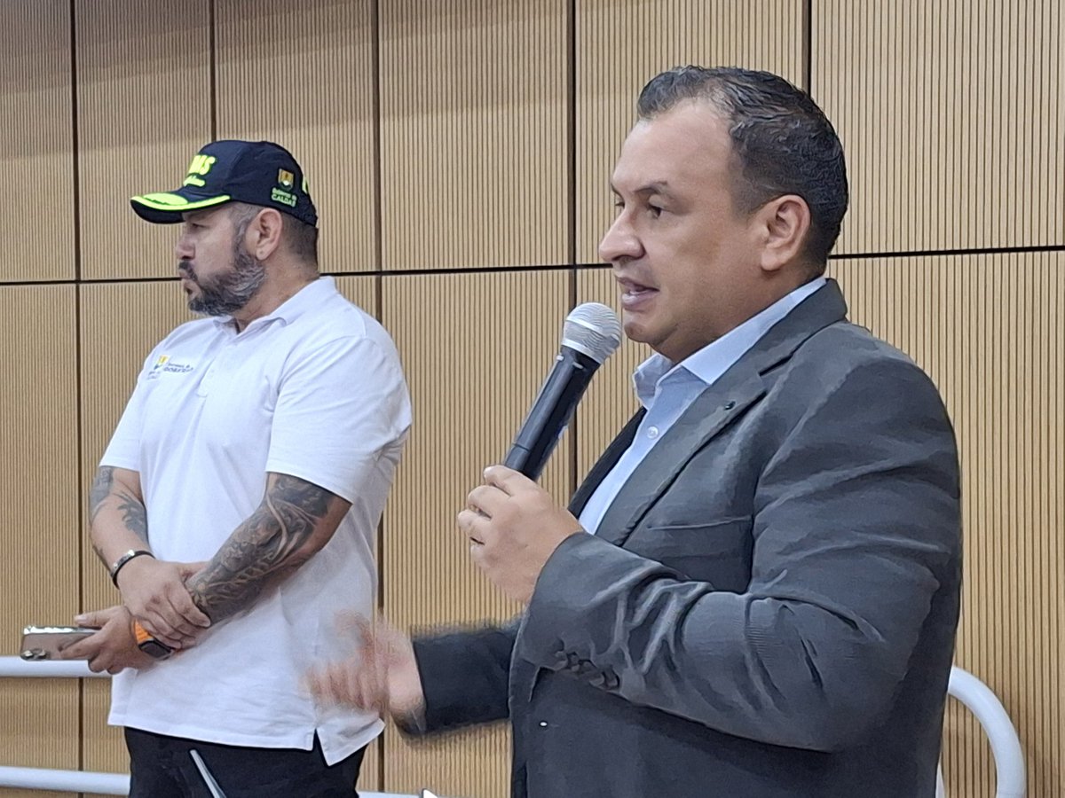 gobiernocaldas1's tweet photo. #AEstaHora El secretario de Gobierno de Caldas, Jorge Andrés Gómez Escudero; habla con los veteranos de la Policía y las Fuerzas Militares del departamento sobre la importancia, el objetivo y la forma de vincularse a la Red de Cooperantes. https://t.co/wGVeGkwY9g