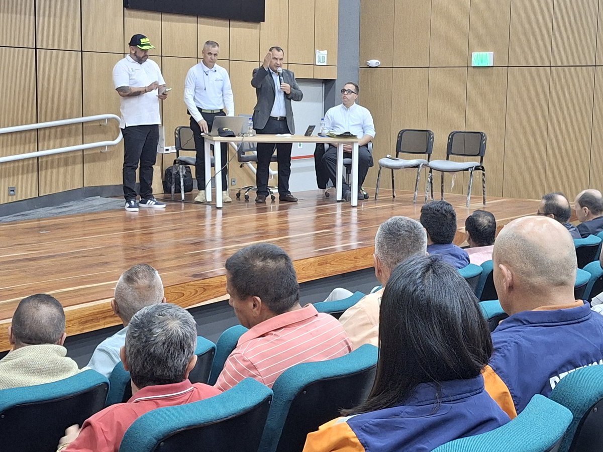 gobiernocaldas1's tweet photo. #AEstaHora El secretario de Gobierno de Caldas, Jorge Andrés Gómez Escudero; habla con los veteranos de la Policía y las Fuerzas Militares del departamento sobre la importancia, el objetivo y la forma de vincularse a la Red de Cooperantes. https://t.co/wGVeGkwY9g