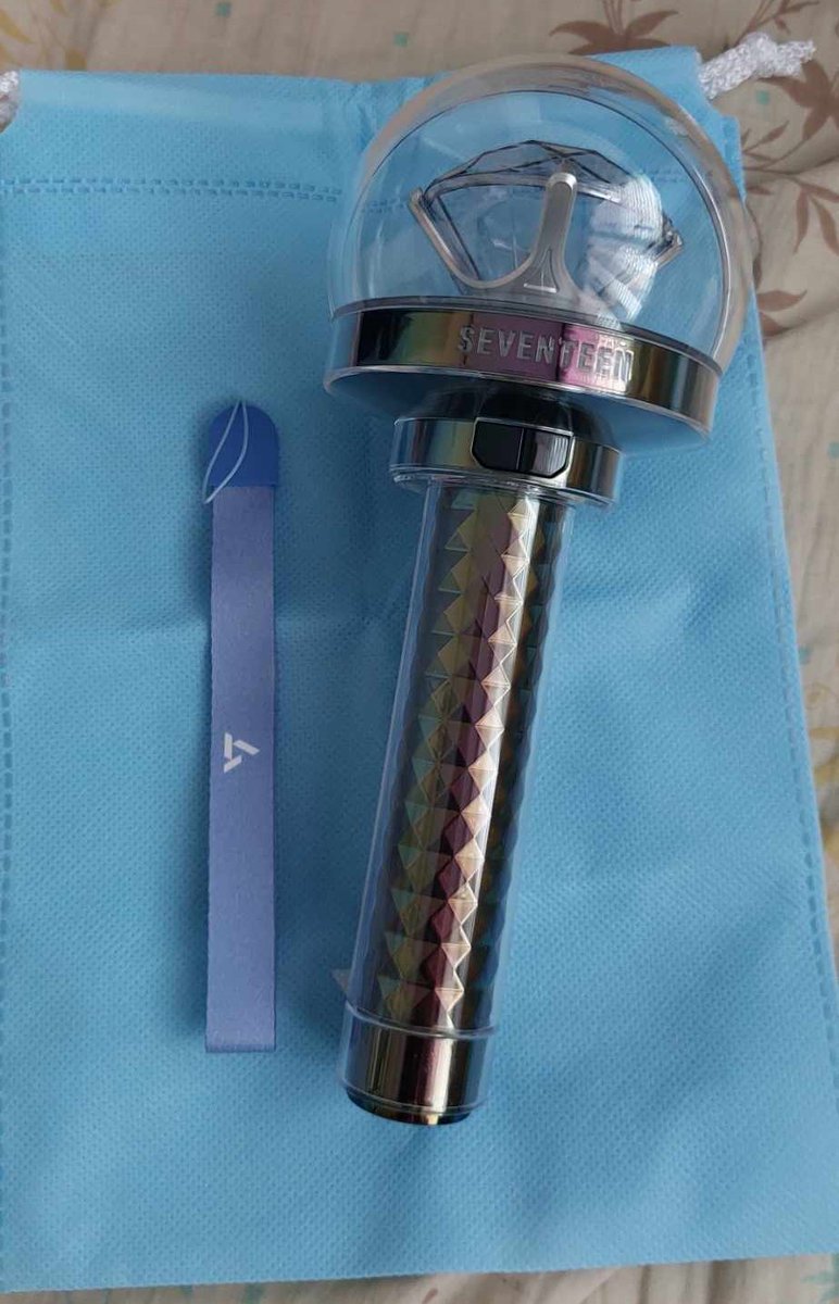 kayl943011's tweet photo. wts | lfb | seventeen
caratbong v3 (2nd hand)

-1800 (can do payment plan)
-twice used (follow in cinema, 17rh bulacan con d2)
-bought from kpopmerch after follow in bulacan
-with minor scratches (can send photo proof)
-complete inclus (box, strap &amp; pouch)

dm lang po sa inch ^^ https://t.co/aPvT88iRoE