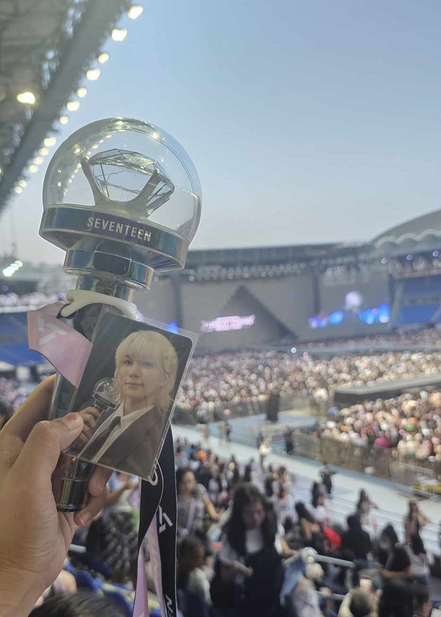 kayl943011's tweet photo. wts | lfb | seventeen
caratbong v3 (2nd hand)

-1800 (can do payment plan)
-twice used (follow in cinema, 17rh bulacan con d2)
-bought from kpopmerch after follow in bulacan
-with minor scratches (can send photo proof)
-complete inclus (box, strap &amp; pouch)

dm lang po sa inch ^^ https://t.co/aPvT88iRoE