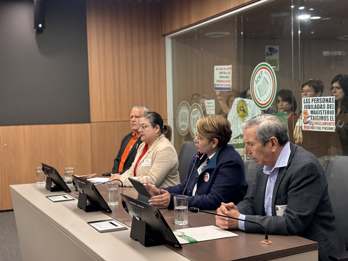 Escuchamos con atención a organizaciones de educadores y pensionados ante la injusticia de que más de 30.000 personas tienen sus pensiones congeladas. Haremos lo posible por corregir este grave problema, pese a la oposición de Gobierno.