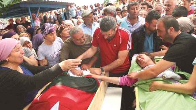 Size konuşan kişiyi anlatayım. Adı Cansu Kaya. Annesi Emniyet Gedik Hopa’da 2015’te meydana gelen selde hayatını kaybetti. Annesinin cenazesine, çıkarıldığı enkaz altından kaldırıldığı hastanenin sedyesinde geldi ve annesine son defa baktı. Toprak altından yaralı çıkarıldıktan 4