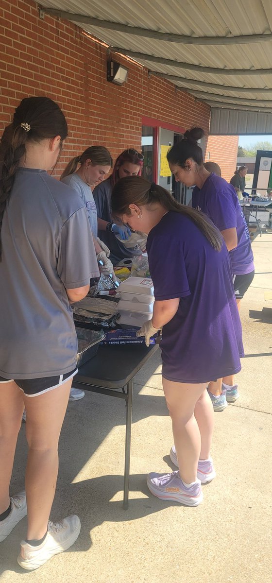 We spent some time serving some of the volunteers working to rebuild Cave City, AR today. Thank You to the Provence family for taking care of us during our short stay!

#cavecitystrong 
#RollTigs 🐅