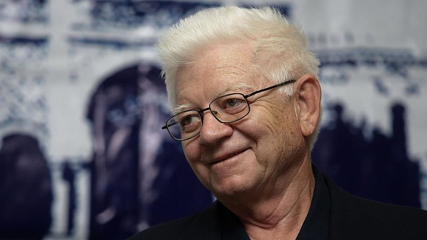 "Vatan haininin bu kadar bol olduğu bir ülke dünyada yoktur."

Oktay Sinanoğlu