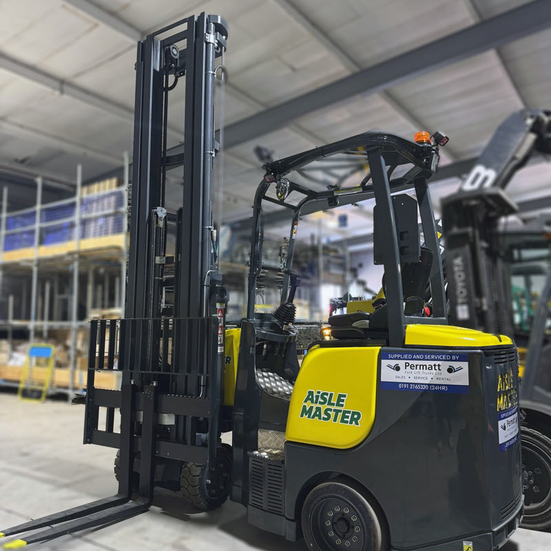 Permatt_Ltd's tweet photo. 🚨 New delivery in Durham!
Custom @Combilift #AisleMaster forklift with wide carriage &amp; side shift forks 🔧
✅ 5-yr lease
💡 Blue spot + red line safety lights
Serviced &amp; supported by #Permatt 💪𝟬𝟭𝟵𝟭 𝟮𝟭𝟲 𝟱𝟯𝟮𝟬

#Forklift #WarehouseSafety #DurhamBusiness #CustomForklift https://t.co/vLLy8soic5