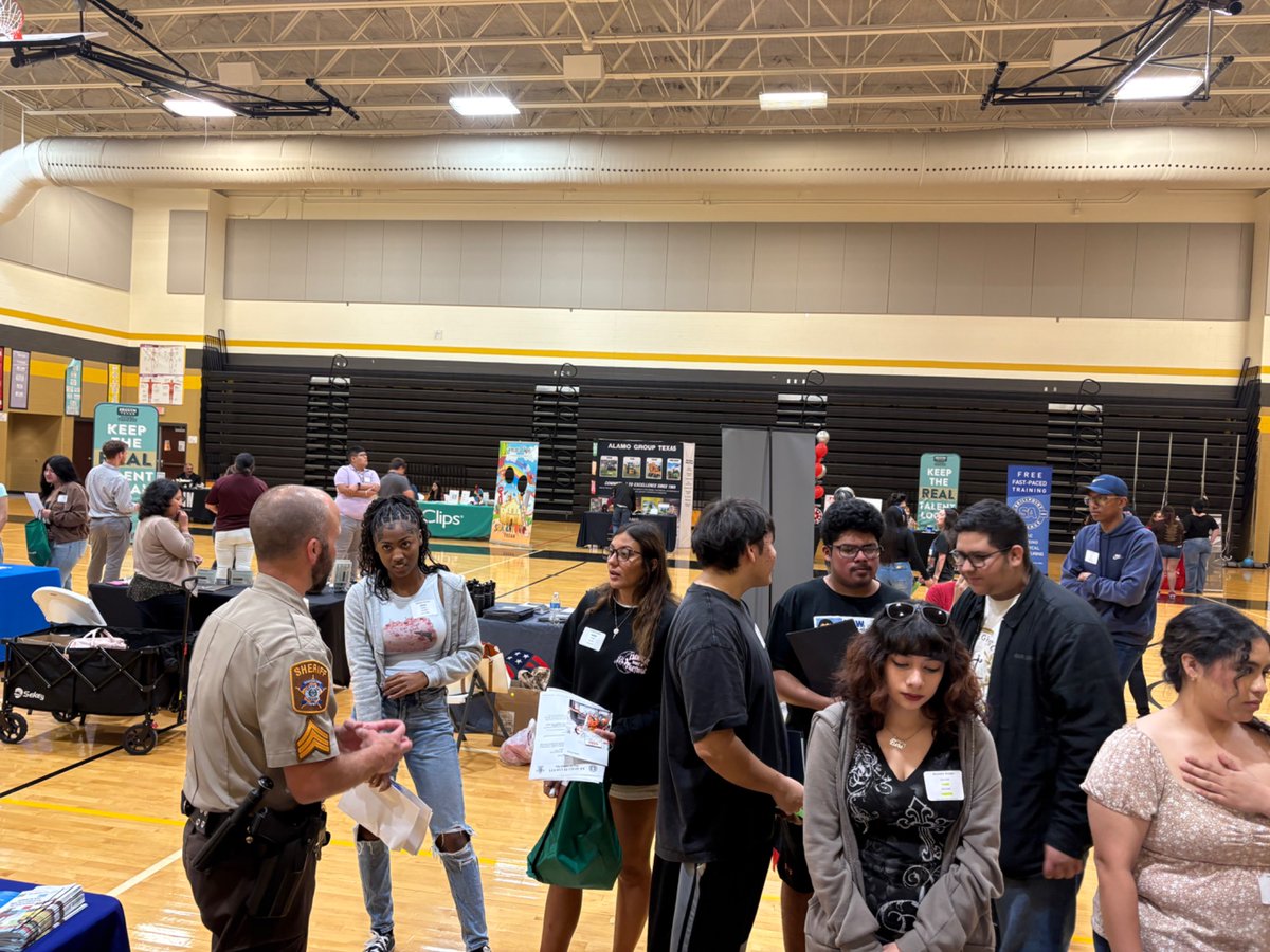 JaurrietaSergio's tweet photo. Our CTE Career Fair was held today great event for our seniors to get started with their first job and into a career thanks to @SeguinEDC for the support @VamosVijil @SeguinISD @SeguinHSTx @kwed @seguinchamber https://t.co/OrpT12DwEy