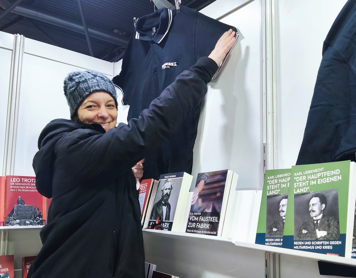 manifestbuecher's tweet photo. Berlin ➡️ Leipzig 
Heute ging es voll bepackt zur diesjährigen @buchmesse und ab Morgen sind wir an Stand K500 in Halle 5 für euch da und freuen uns sehr auf euren Besuch! https://t.co/8q5SLNctW7