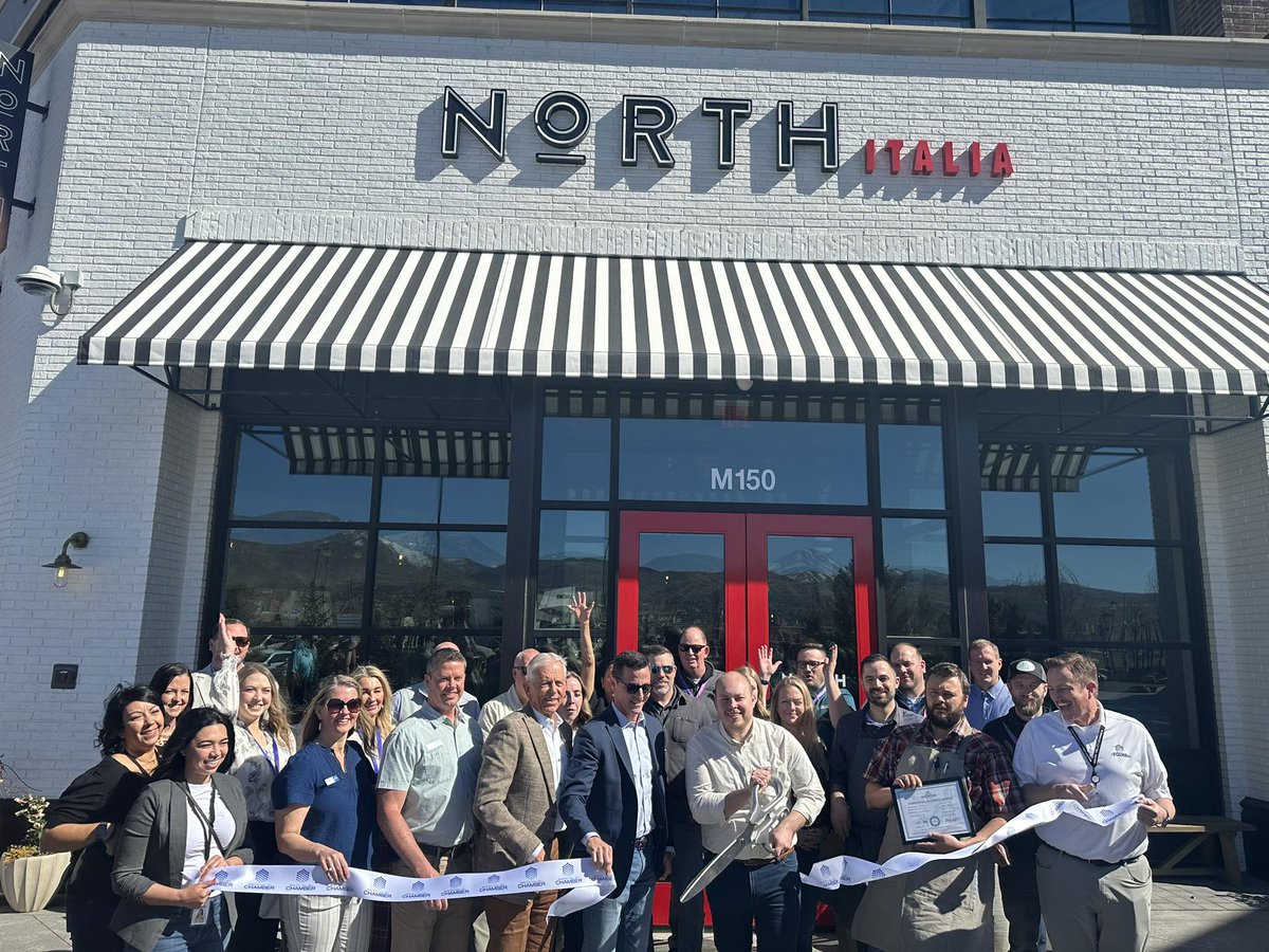 RivertonUtahGov's tweet image. 🎉 @MayorStaggs, alongside the @SVUTChamber, proudly welcomed North Italia to Riverton today! 🍝 Serving up fresh, handcrafted Italian cuisine, they’re bringing bold flavors and a warm dining experience to the community. ✂️ #OpenForBusiness