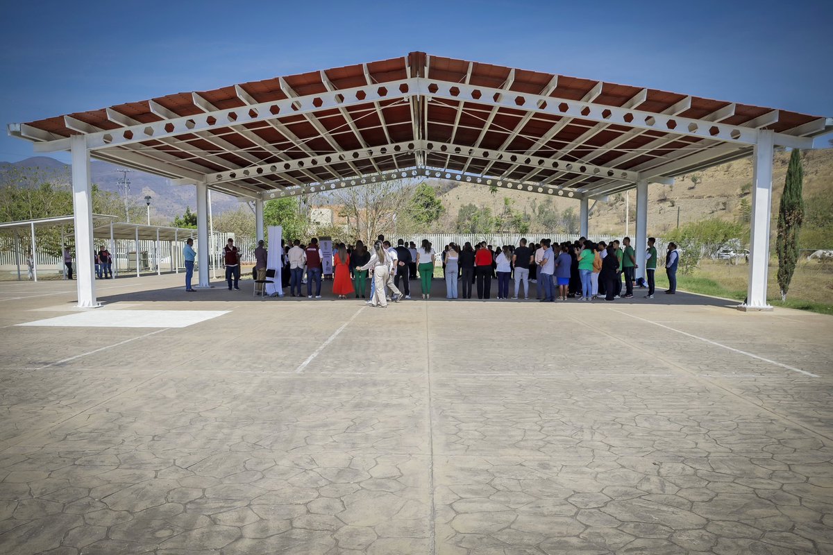 SeducEdoMex's tweet photo. #SECTIEnTuComunidad 🏫 | En el CECYTEM plantel #Tejupilco, con una inversión superior a los 1.9 mdp, el Secretario Miguel Ángel Hernández Espejel entregó la construcción de techumbres para que las y los estudiantes realicen actividades deportivas, recreativas y cívicas. ⚽️🇲🇽 https://t.co/J4qvHX7DfH