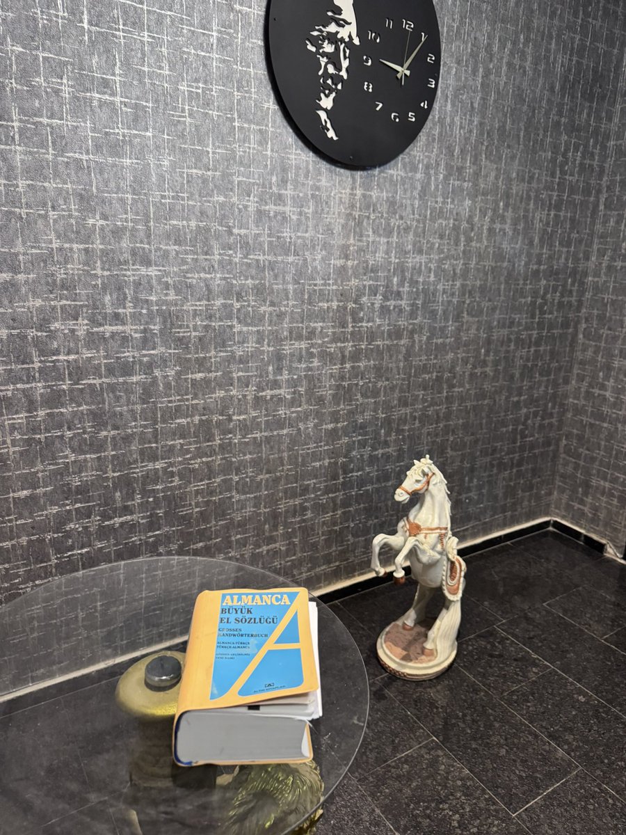 Yöneticiniz Raziyenin abisiyse asansör beklerken Almanca çalışmanız kaçınılmaz oluyor <a href="/alperrkose1/">Alper</a>