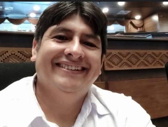El honorable Diputado "Bruto" Cuellar se ha declarado vistima de las proxenetas, lo persiguen por todo el Parlamento.

Dice que por su cara hermosa lo están acosando.
#MuchaCraripela 💩