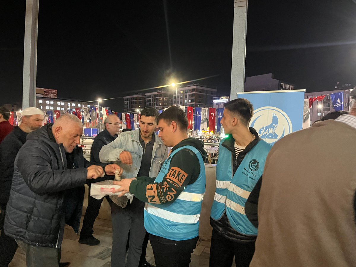 📍Bağcılar Merkez Camii

Bağcılar Ülkü Ocakları olarak Kadir Gecesi münasebeti ile lokum ikramında bulunduk. 
Tüm Türk-İslam Aleminin Kadir Gecesi mübarek olsun.