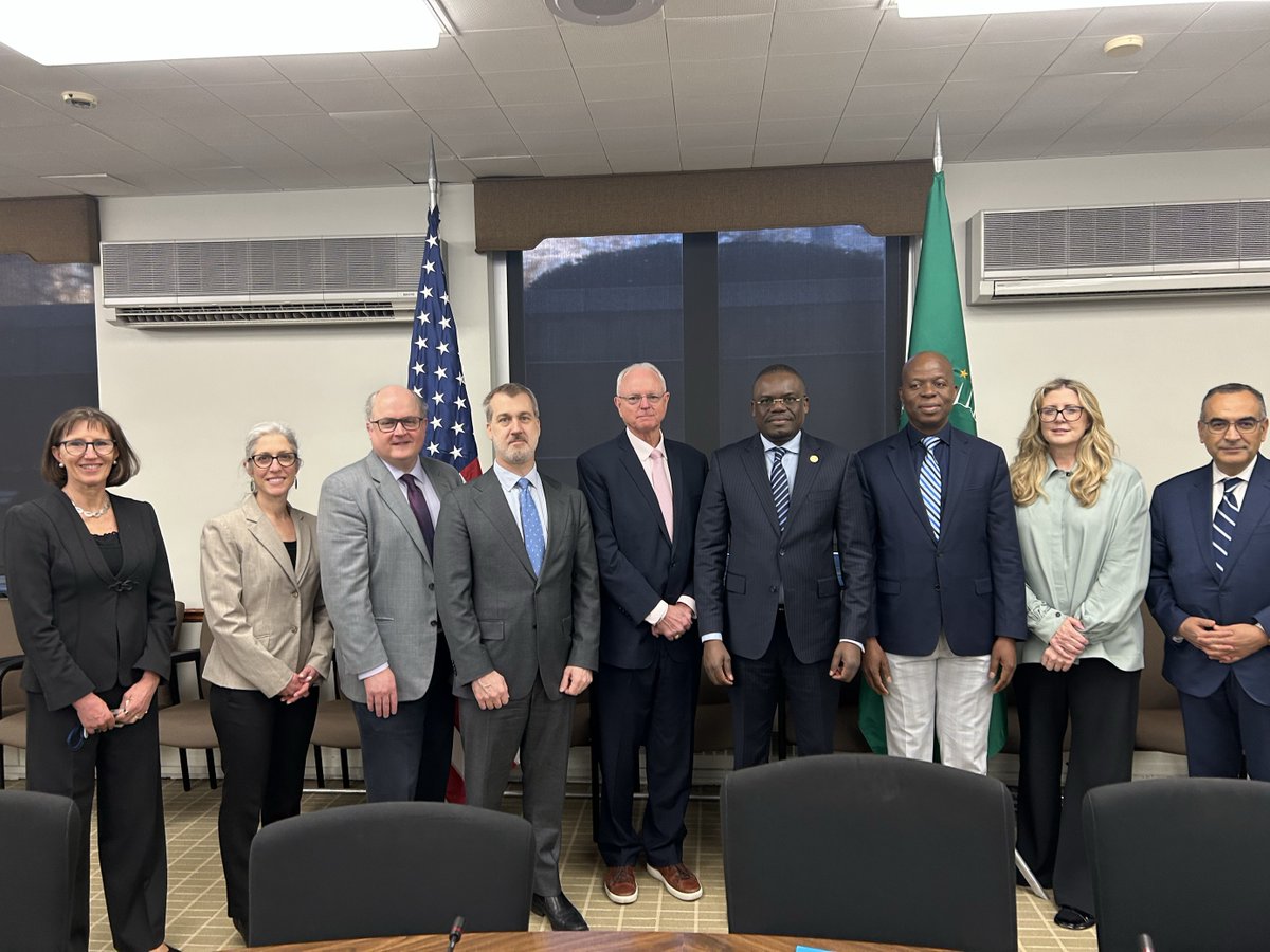StateDeptGHSD's tweet image. This morning, @StateDeptGHSD hosted several meetings between USG leaders, @_AfricanUnion, and @AfricaCDC. We discussed our shared commitment to protecting the health of our people by advancing #GlobalHealth security and strengthening our partnerships. #USAfricaPartnership