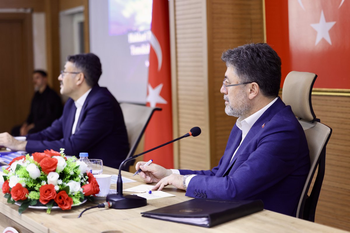 ibrahimyumakli's tweet photo. 🐑 Özellikle küçükbaş hayvancılık ve arıcılığın önemli merkezlerinden Hakkari’de, üretici temsilcilerimizle bir araya gelerek, sektörün geleceğini konuştuk.

🤝 Sürdürülebilir üretimi desteklemek, yetiştiricilerimizin yanında olmak için çalışmalarımıza kararlılıkla devam ediyoruz.