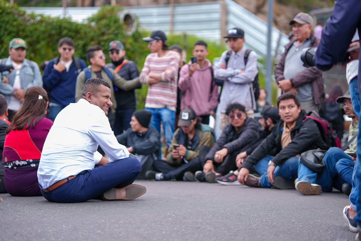 LuisAlfonsoEsc's tweet photo. #AEstaHora llegamos a la @Udenar porque cuando los estudiantes alzan la voz, este gobierno escucha. El aumento del pasaje no puede convertirse en una barrera para estudiar.

✊🏾 La lucha es en la calle y en la calle también nos sentamos a dialogar: sin miedo, con respeto y con dignidad.

Creemos en el diálogo social, en la autonomía universitaria y en la fuerza transformadora de la juventud.