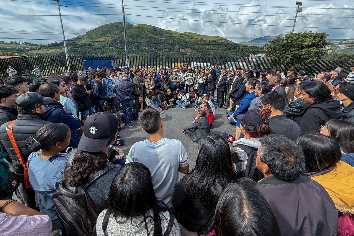 LuisAlfonsoEsc's tweet photo. #AEstaHora llegamos a la @Udenar porque cuando los estudiantes alzan la voz, este gobierno escucha. El aumento del pasaje no puede convertirse en una barrera para estudiar.

✊🏾 La lucha es en la calle y en la calle también nos sentamos a dialogar: sin miedo, con respeto y con dignidad.

Creemos en el diálogo social, en la autonomía universitaria y en la fuerza transformadora de la juventud.