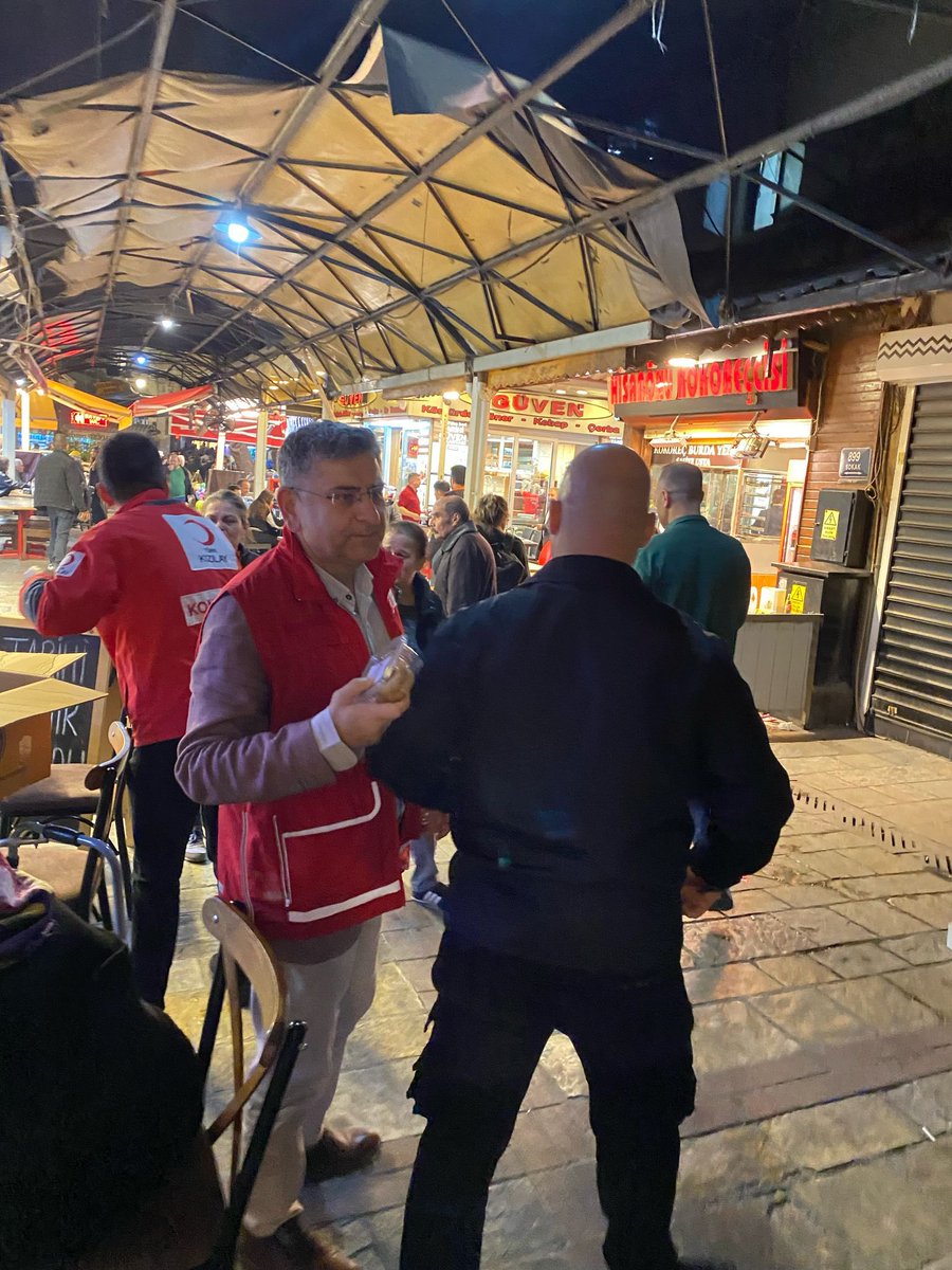 Türk Kızılay Konak Şubesi olarak, ilçemizdeki üç camide Şube Başkanımız ve Yönetim Kurulu Üyelerimizle birlikte vatandaşlarımıza kandil simidi ikram ettik. Kadir Gecemiz mübarek olsun.

Melih Bingöl
Şube Başkanı